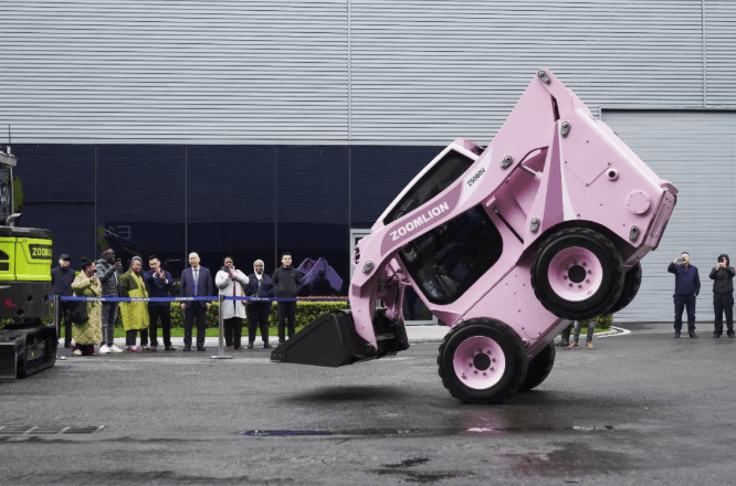 ▲南非豪登省议会代表团在中联智慧产业城考察