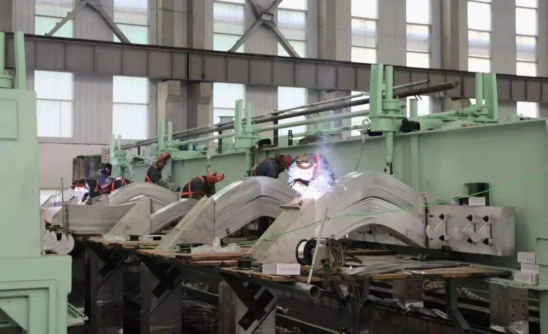 内蒙古公司通辽扎哈淖尔35万吨绿电铝项目主体工程已全部完工，设备安装完成90%，已有66台电解槽顺利启动并稳定运行。