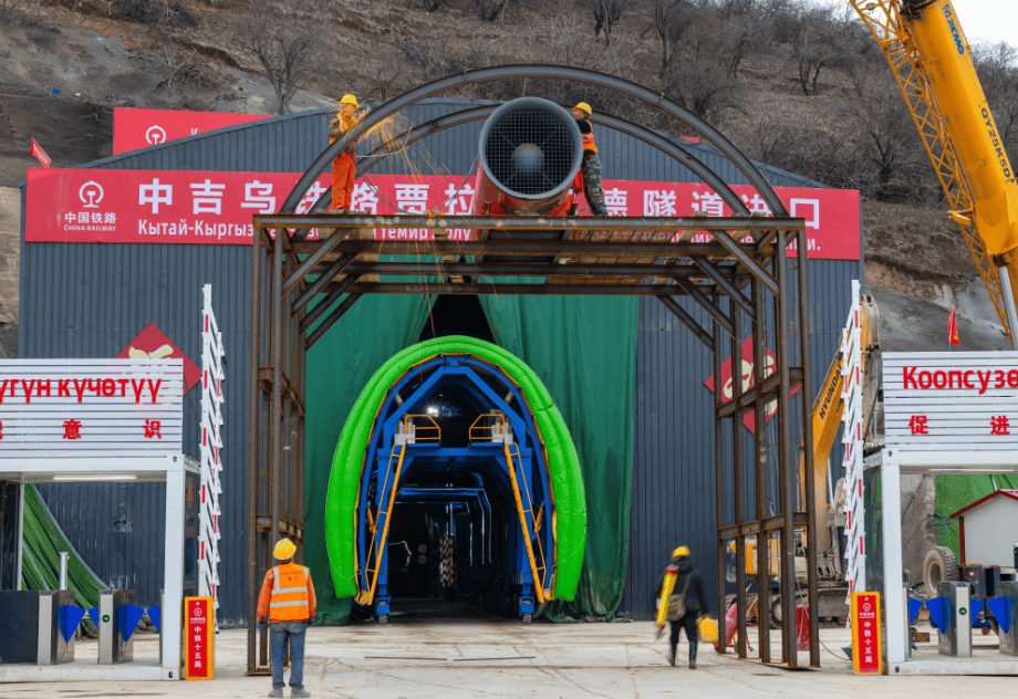 图为2026年2月11日，在吉尔吉斯斯坦贾拉拉巴德州，中国建设工人为中吉乌铁路贾拉拉巴德隧道安装隧道通风设备。
