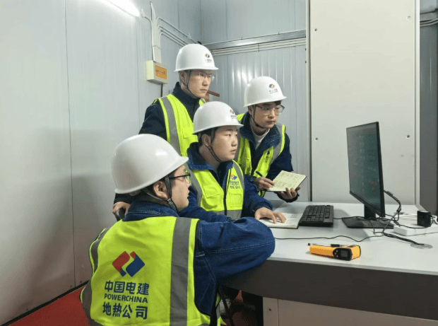 供暖季首日，工作人员确认系统运行状况