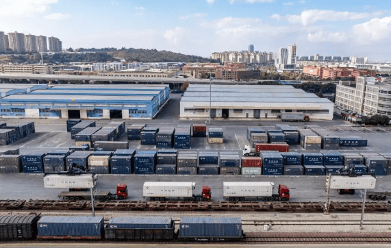  中老铁路国际货物列车在昆明市王家营西站进行装箱作业。