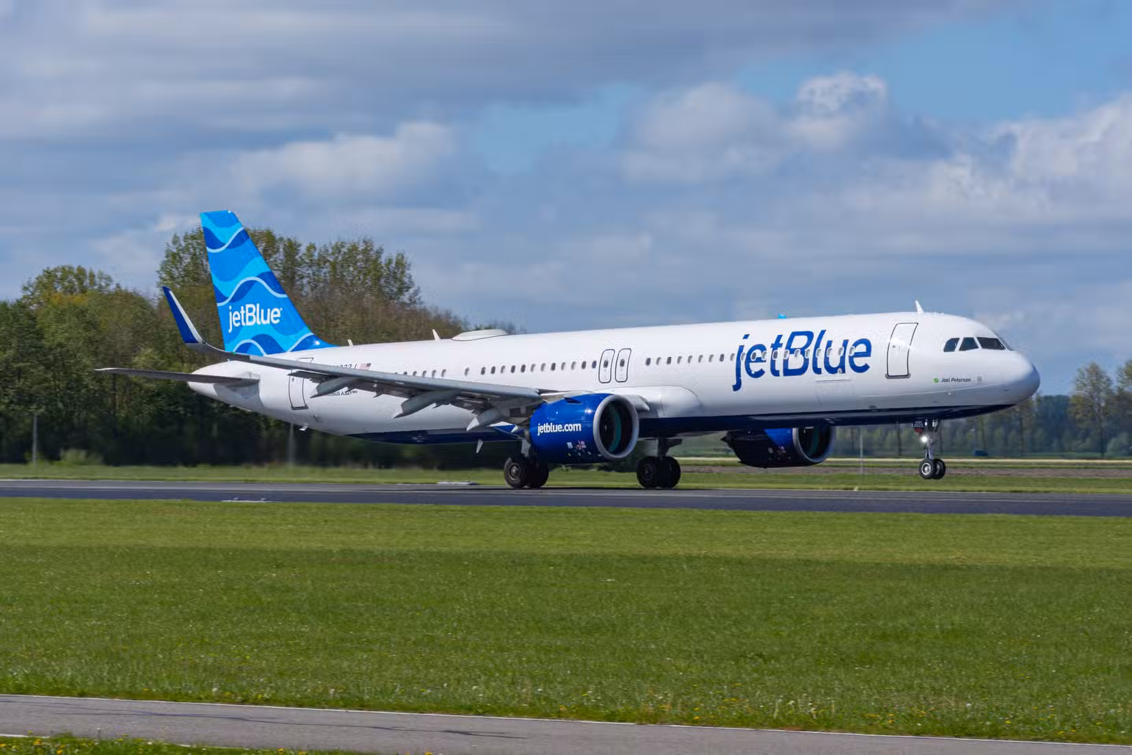 JetBlue Airbus A321LR taking off from AMS
