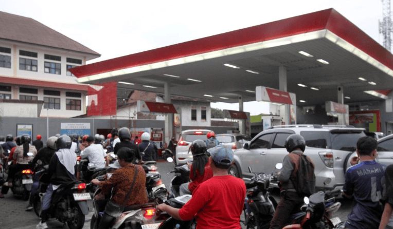 3月31日，人们在印度尼西亚梭罗一处加油站排队加油。