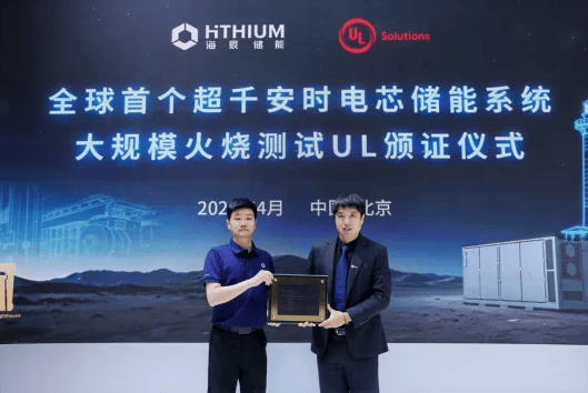 Abbildung zeigt die Zertifikatsverleihung