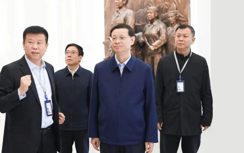 省委书记许昆林详细了解中国航发沈阳发动机研究所的发展历程。