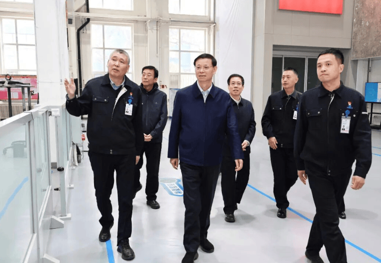 省委书记许昆林在中国航发黎明，察看数智化生产线。