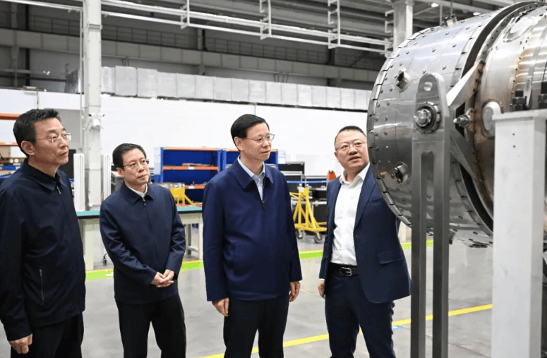省委书记许昆林在中国航发燃气轮机有限公司制造装试基地，参观燃气轮机装配生产线。