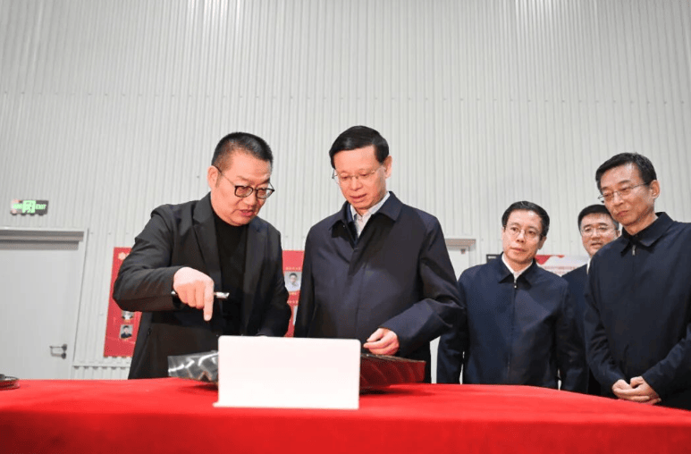 省委书记许昆林察看沈阳强航时代精密科技有限公司的生产工艺。