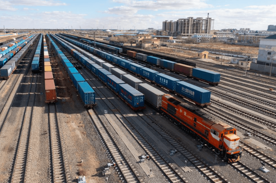 一列中欧班列缓缓驶出二连浩特铁路口岸准轨场(无人机照片)。