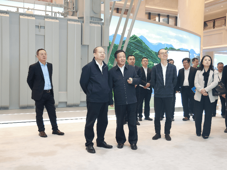 张帆（左二）参观特变电工科技展馆