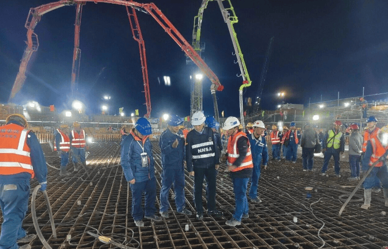 2025年12月17日，现场监督员对宁德核电厂6号机组核岛基础浇筑第一罐混凝土(FCD)开展检查。