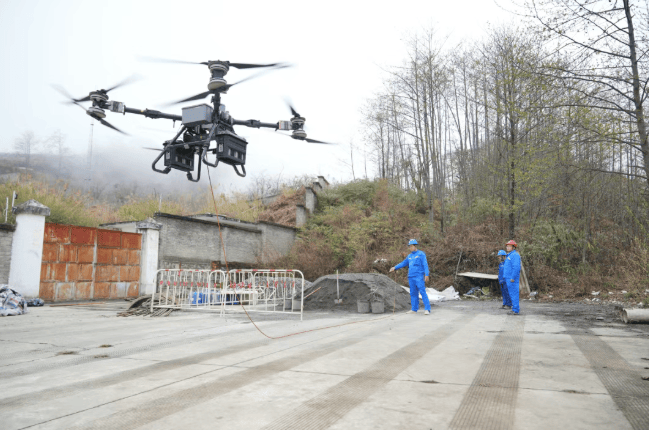 南网超高压公司大理局建设人员在藏粤直流工程现场使用重载无人机开展物料运输工作。