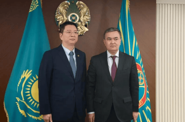 与阿斯塔纳市市长卡西姆别克·泽尼斯·马赫穆杜利会谈