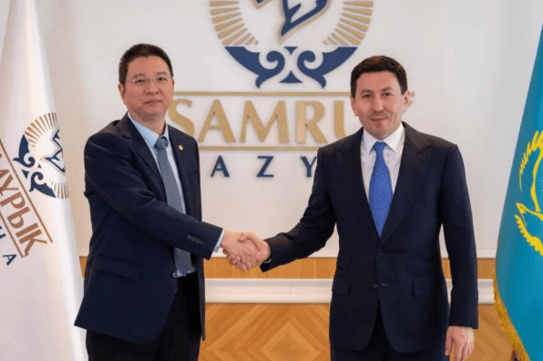 会见萨姆鲁克卡泽纳基金主席努尔兰·扎库波夫