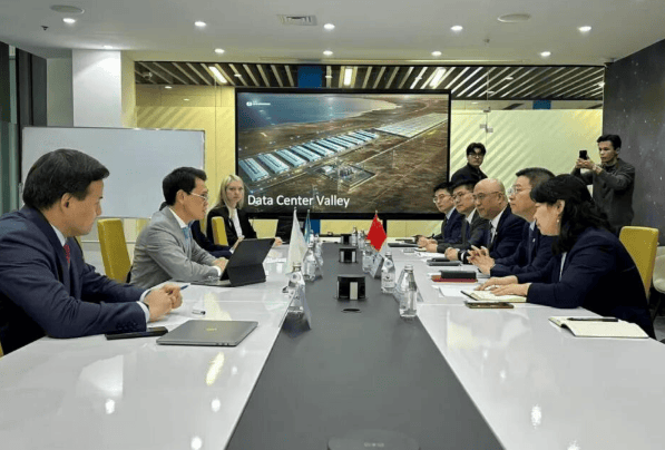 与哈萨克斯坦电信董事长巴格达特·穆辛会谈