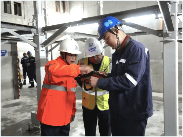 测量员展示三维平台设计模型坐标