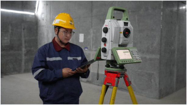 测量员使用平板控制全站仪完成仪器的设站与定向