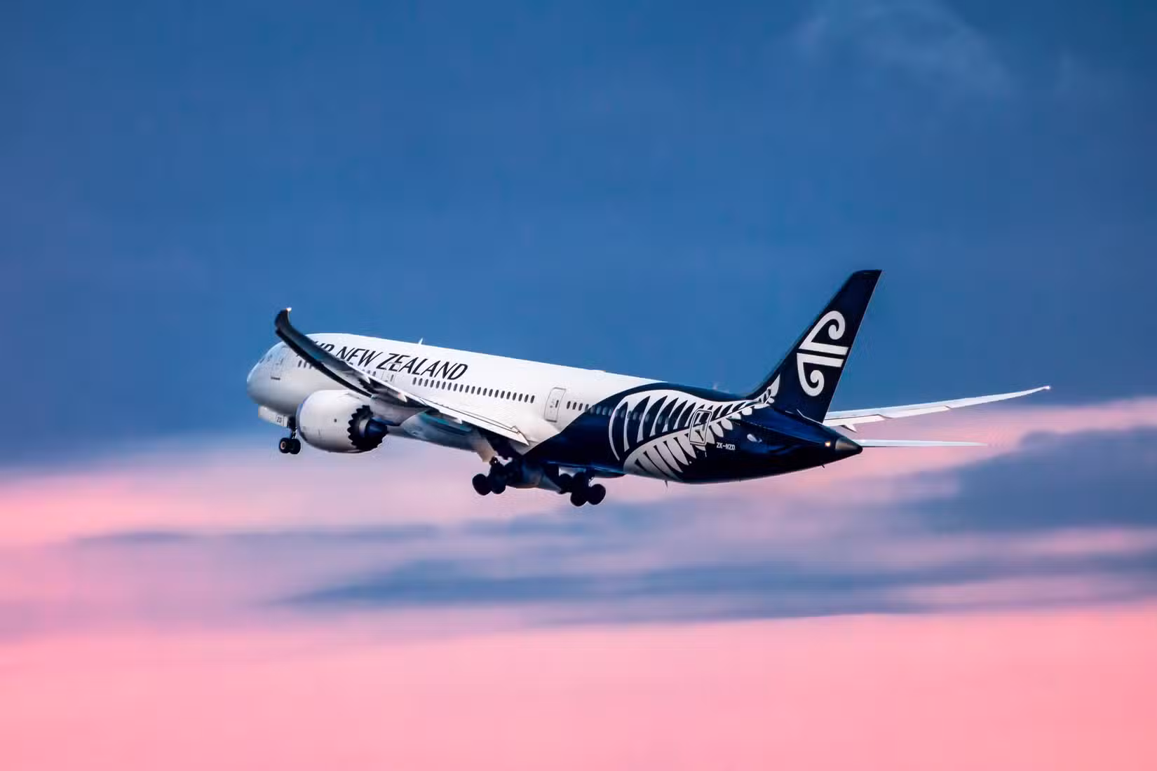 Air New Zealand 787-9 flying into the sunset