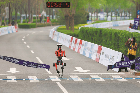 4月19日，齐天大圣队自主人形机器人选手闪电在比赛中冲线。
