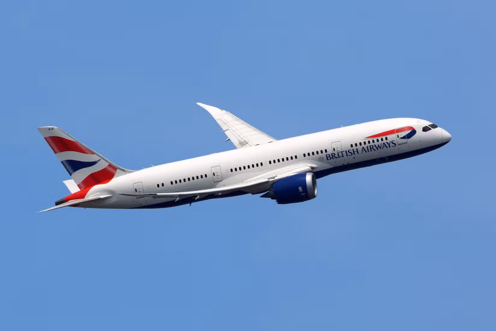 طائرة بوينغ 787-8 التابعة للخطوط الجوية البريطانية تميل لليمين