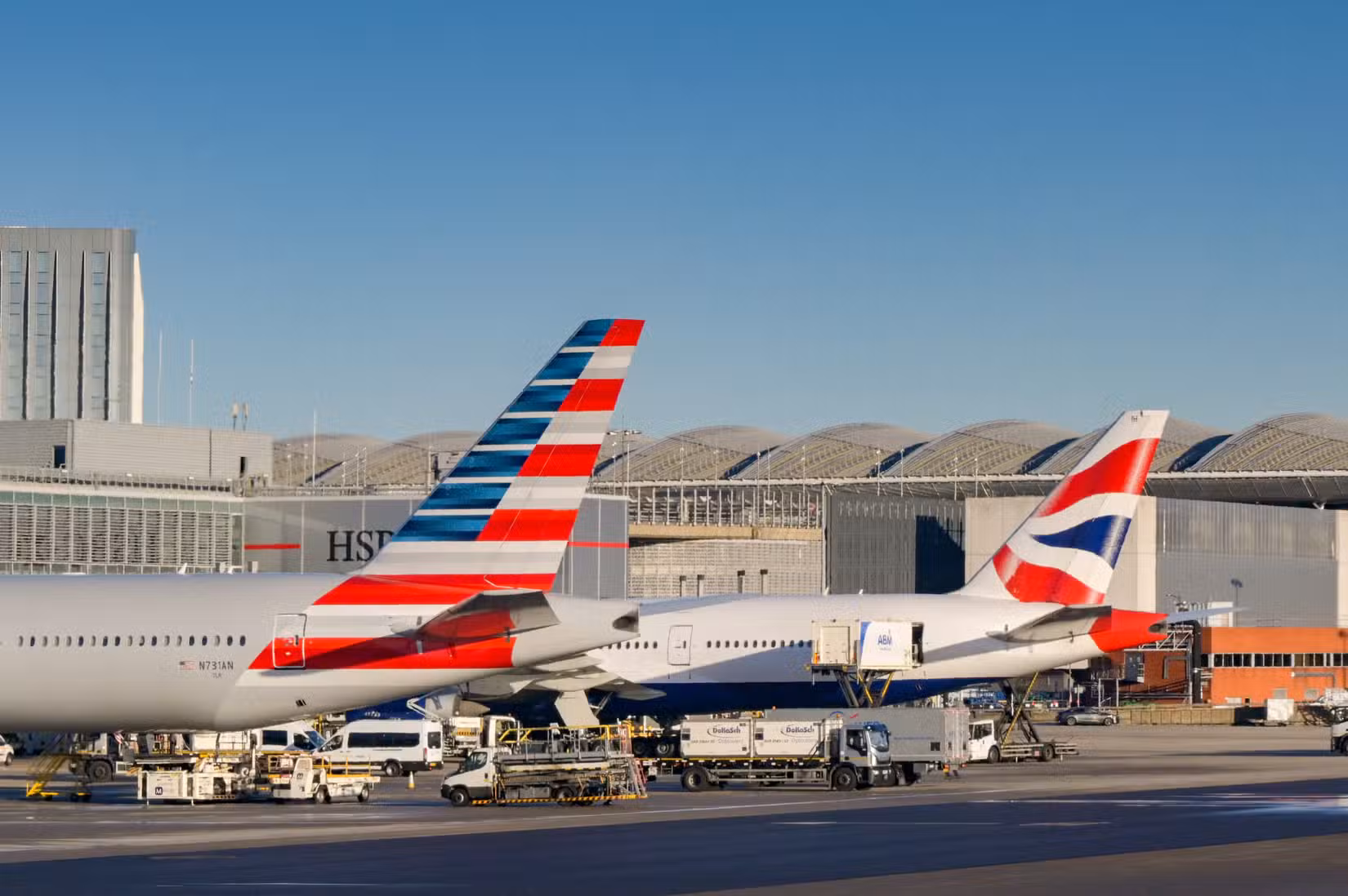 طائرتا الخطوط الجوية البريطانية وأمريكان إيرلاينز متوقفتان جنبًا إلى جنب