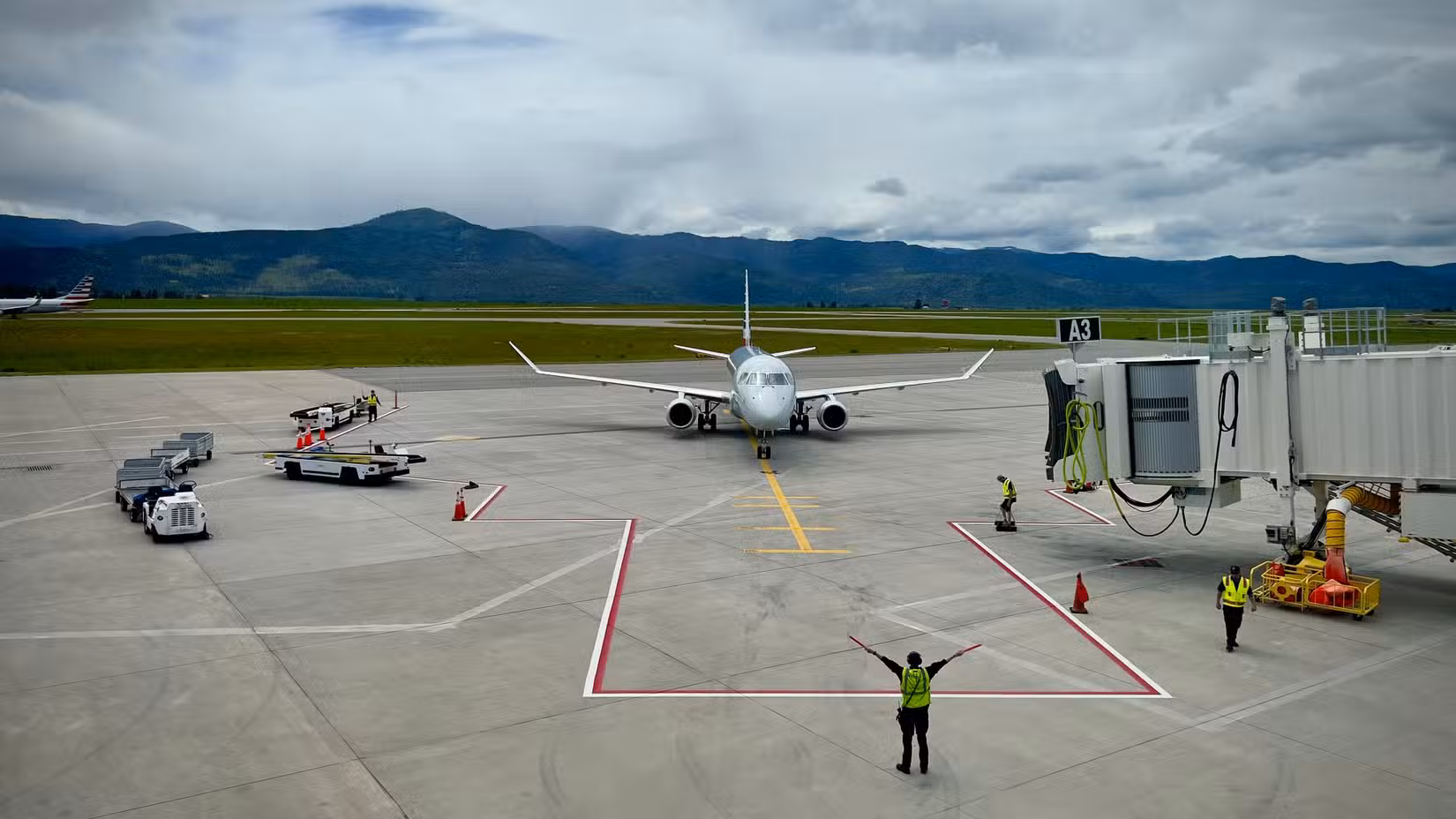 American Airlines Embraer E175 at the gate