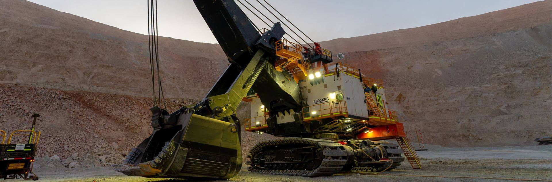 P&H 4800 XPC型号在必和必拓运营的埃斯康迪达矿中操作。
