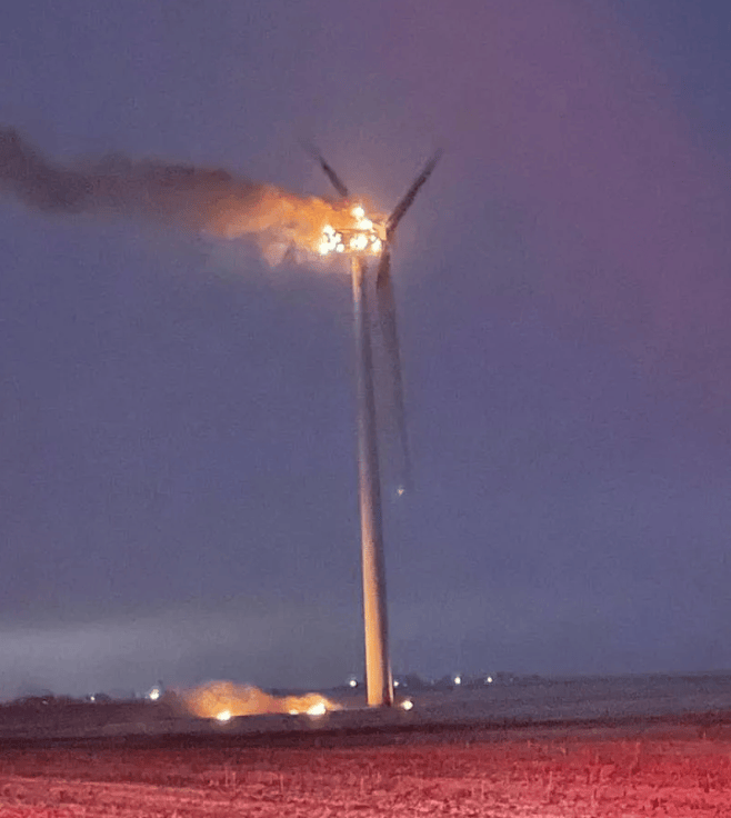 Incêndio de uma turbina eólica em Illinois, EUA, em 2023