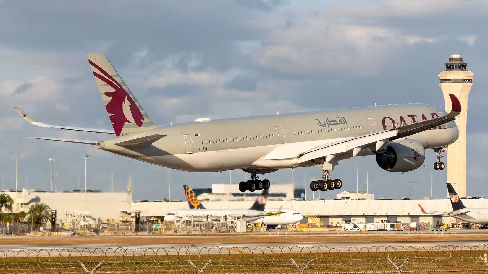 卡塔尔航空空客A350-1000着陆