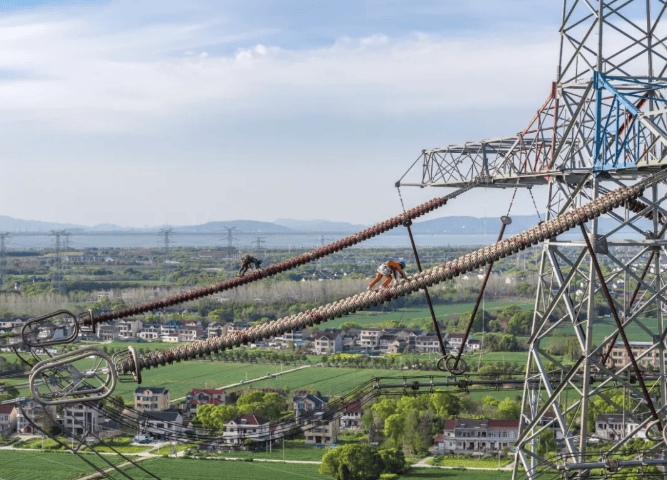 国网江苏电力工作人员对锦屏—苏南±800千伏特高压直流输电工程线路开展年度检修