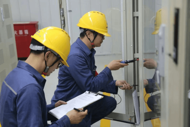 Оперативный персонал Управления Тяньшэнцяо компании China Southern Power Grid EHV проводит проверку и тестирование оборудования перед вводом в эксплуатацию.