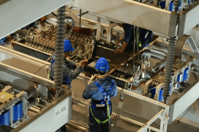 Оперативный персонал Гуанчжоуского управления компании China Southern Power Grid EHV проверяет оборудование вентильной башни.