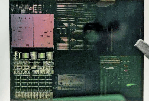 Uma equipa de investigação liderada pelo professor Arka Majumdar, da Faculdade de Engenharia Eletrónica e de Computadores e de Física da Universidade de Washington, desenvolveu um novo microchip óptico de baixo consumo, eletricamente reconfigurável e passível de produção em larga escala. Este circuito integrado fotónico programável (em destaque na imagem acima) pode ser amplamente aplicado em áreas como processamento de informação, deteção, imagem e inteligência artificial.