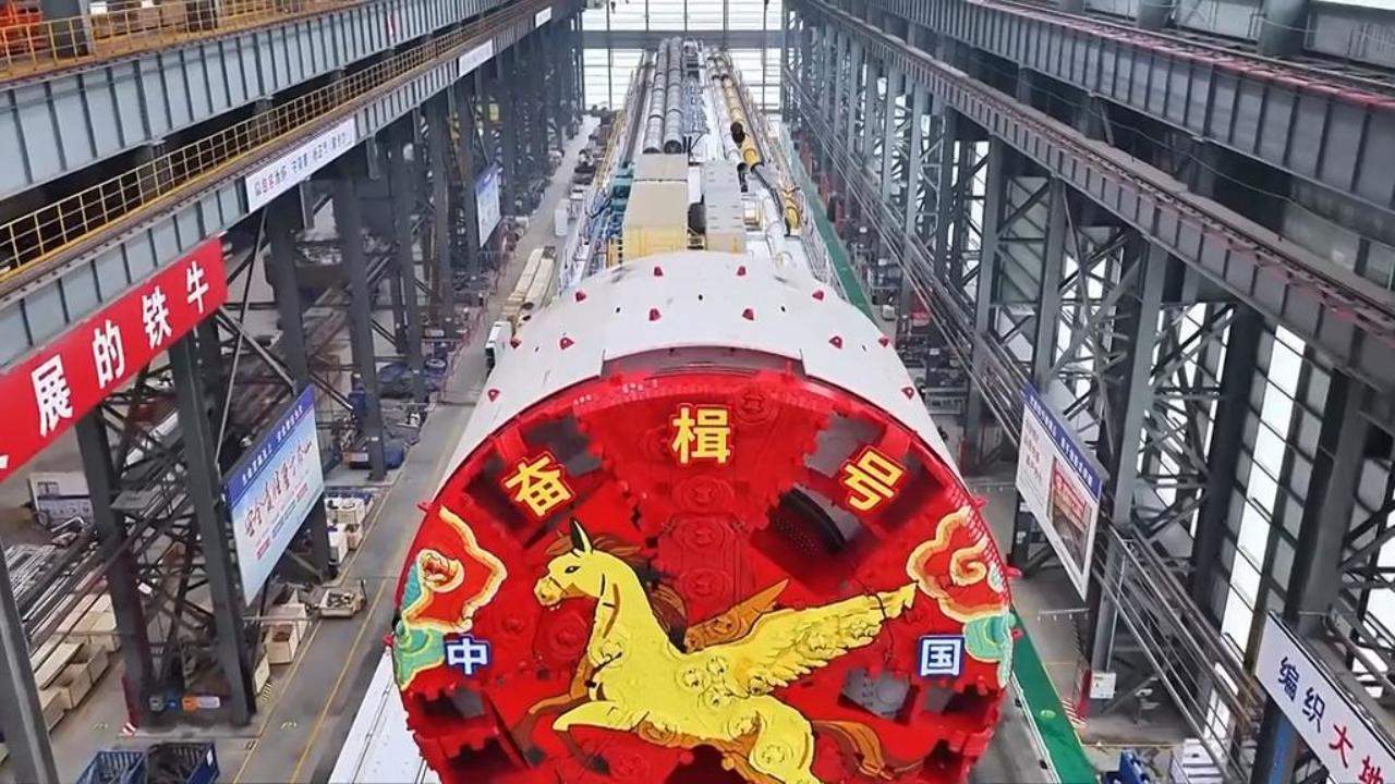 国产超大直径盾构机在南通通州湾下线 3月31日，由中国铁建打造的国产14米级超大直径盾构机“奋楫号”在南通通州湾顺利下线，将被用于新建盐宜高铁长江隧道工程。