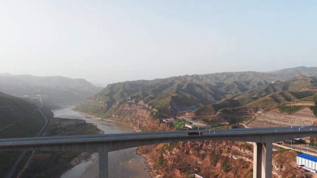 黄河上最霸气的云端大桥！青兰高速壶口黄河特大桥 146 米超高桥墩，相当于 50 层楼 车在天上开，黄河脚下流 一桥连晋陕，天堑变通途 这就是中国基建的震撼！
