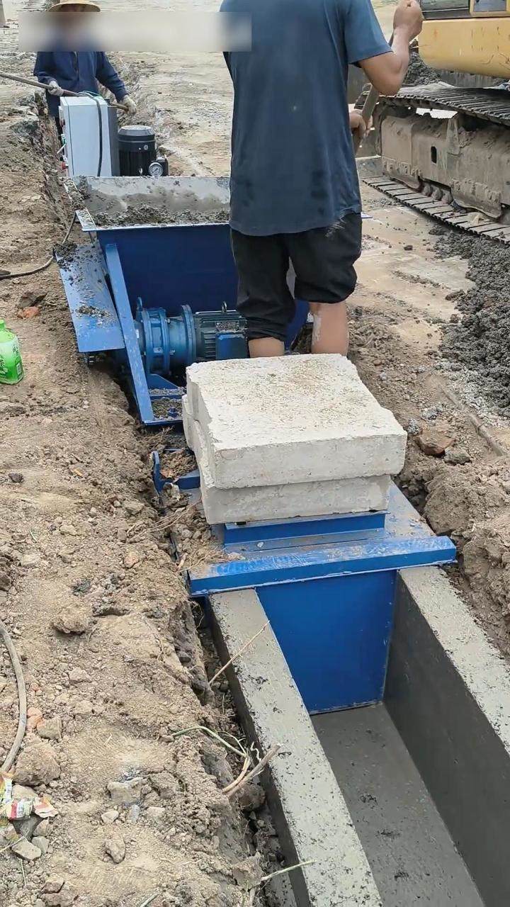 混凝土灌溉渠道滑模机 农田浇筑灌溉边沟一次成型 液压水渠成型机