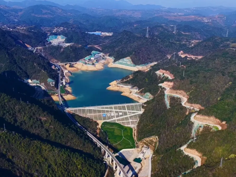 3月22日，我国单机容量最大的抽水蓄能电站——浙江天台抽水蓄能电站3号机组成功启动。电站总装机170万千瓦，共安装4台42.5万千瓦的可逆式水泵水轮发电电动机组#抽水蓄能电站
