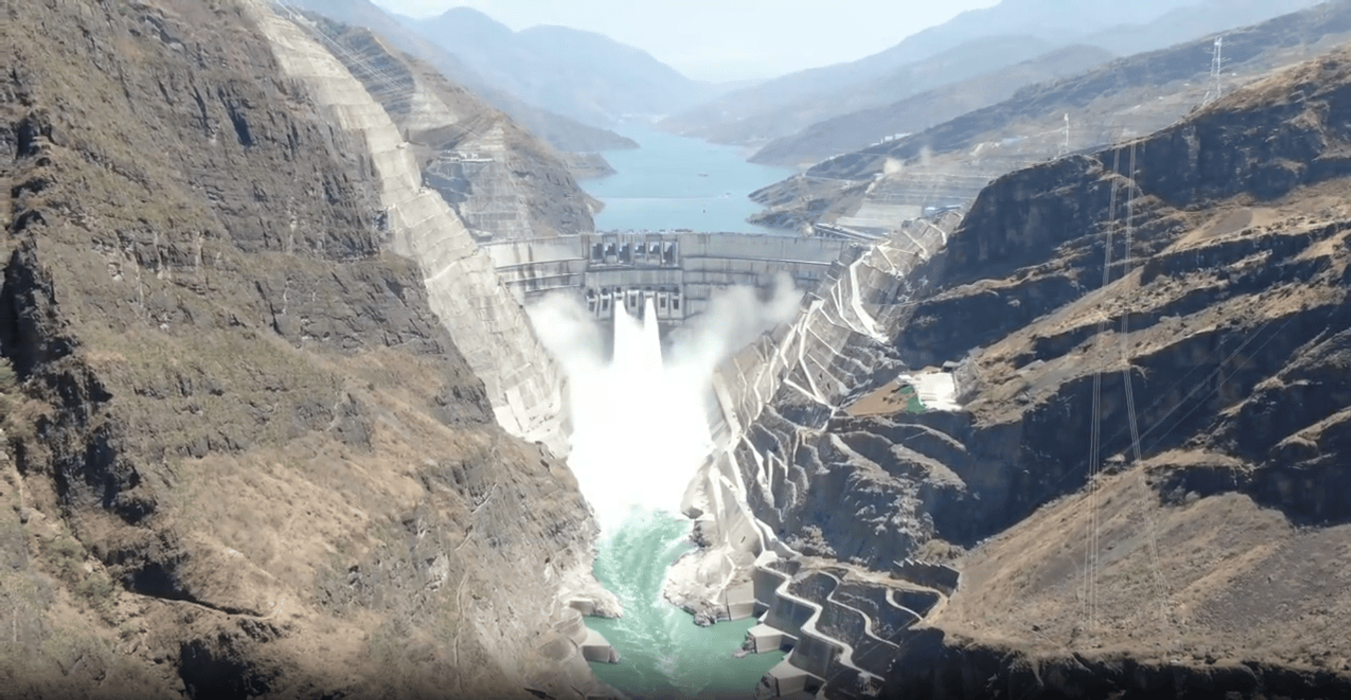 世界在建最大水电工程白鹤滩水电站大坝全线浇筑到顶
