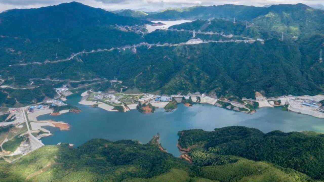 韶关首个抽水蓄能电站，凭何落地新丰县？ 近日，总投资相当于新丰县2025年地区生产总值80%的新丰抽水蓄能电站获批建设。