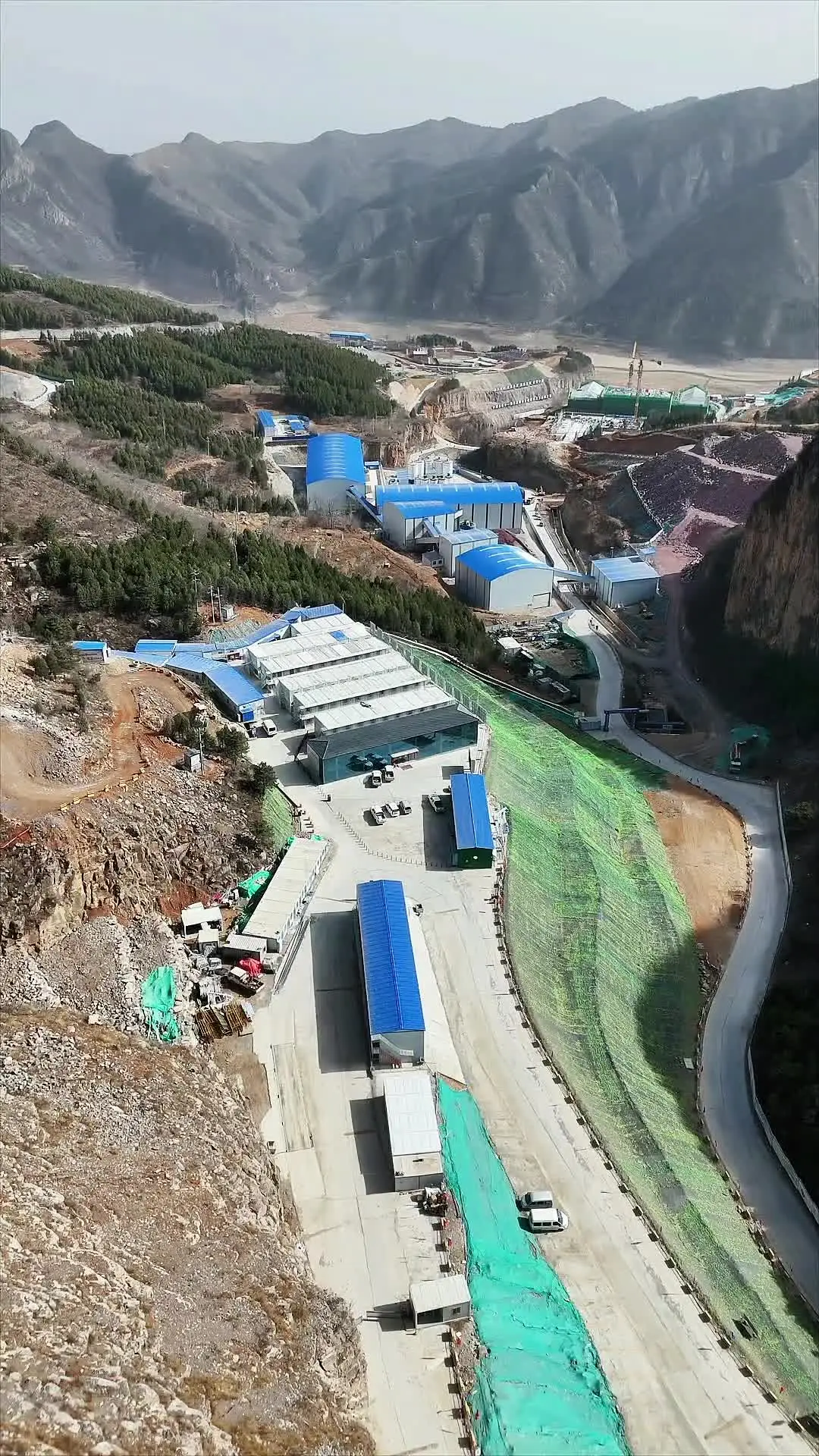 年发电量15.6亿度！河南安阳林州弓上抽水蓄能电站项目建设现场一片火热，这座关乎豫北能源格局的"超级充电宝"正加速成形，该项目总投资86.44亿元，用电低谷时用富余电力将水抽至上水库，用电高峰时放水发