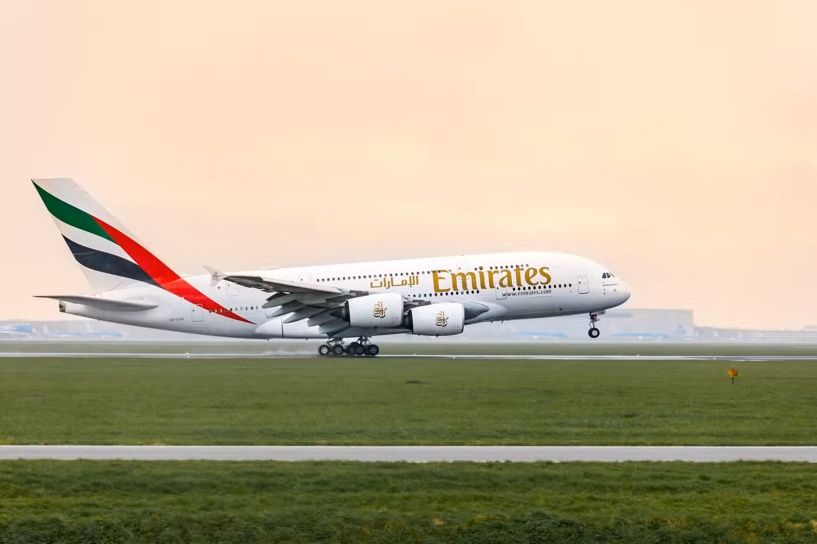 A380 da Emirates com Pouca Luz