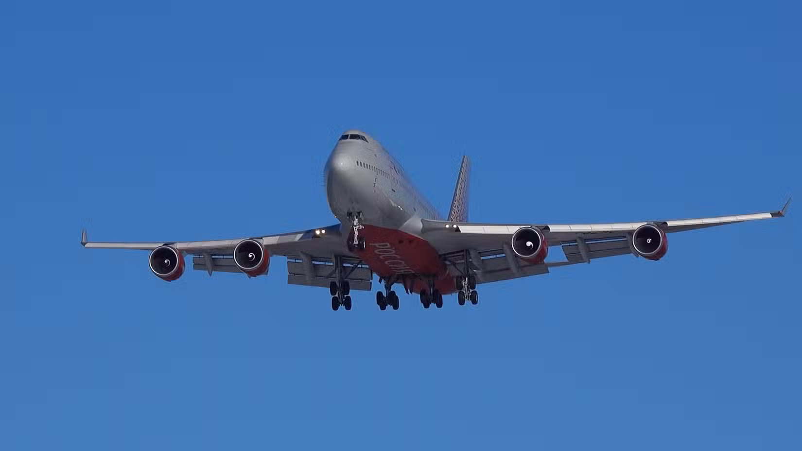 俄罗斯航空波音747-400 RA-73290降落。