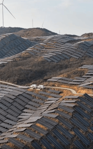 贵州光伏发电基地，万块光伏板沿山势铺展，从空中俯瞰非常的雄伟壮观，犹如给大地穿上了铠甲#光伏 #光伏发电 #航拍