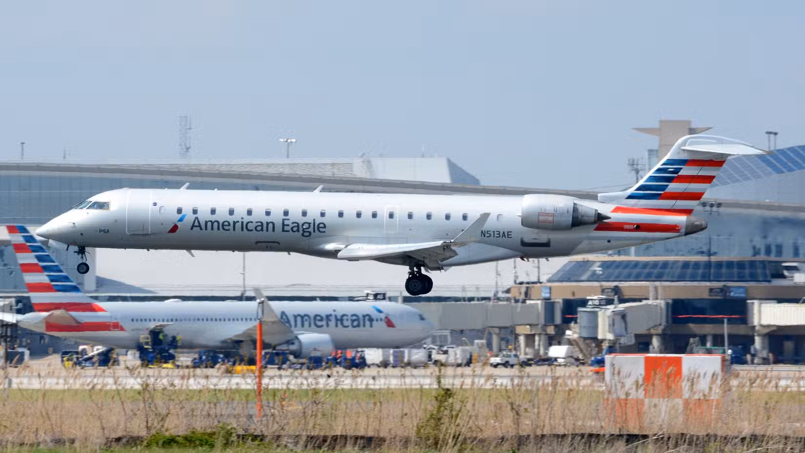 美国航空CRJ7在机场着陆
