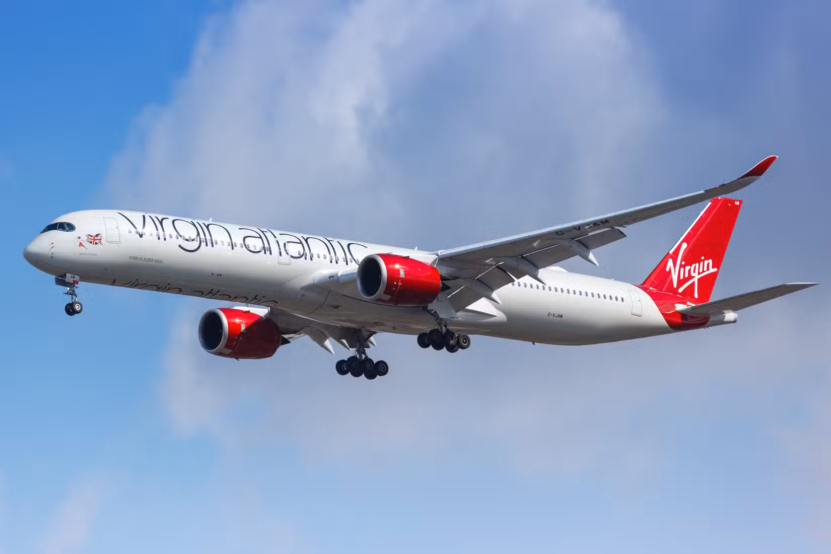 空中飞行的维珍航空空客A350-1000飞机