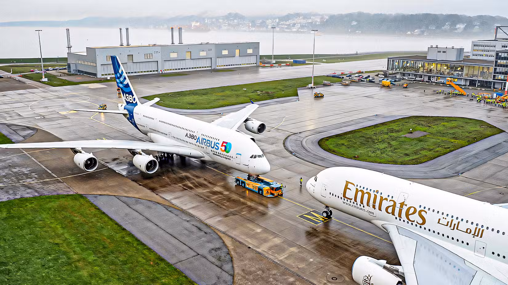 空客涂装A380与阿联酋航空A380面对面