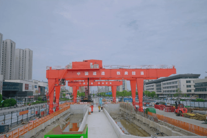 台州市域铁路S2线机东路站至东环大道站区间施工现场。