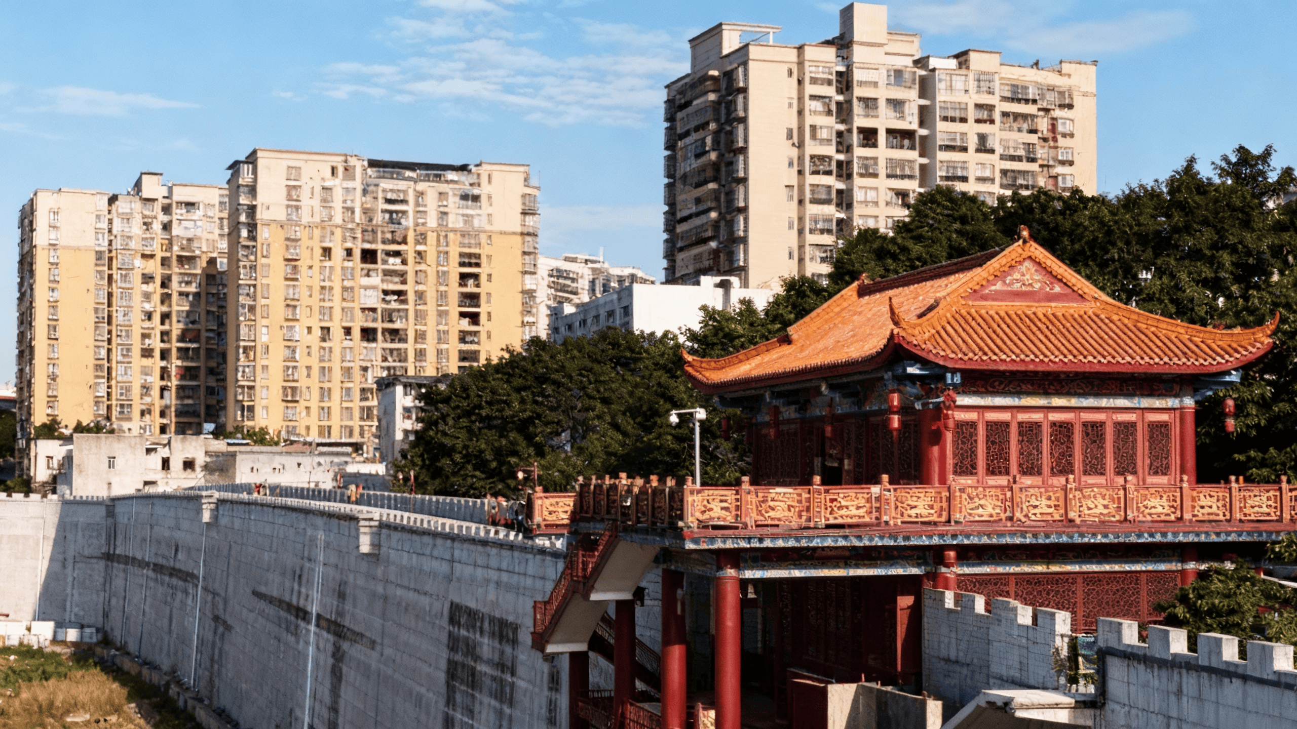 龙圩防洪堤是梧州市城市防洪排涝体系的重要组成部分。当前，珠江西江广西梧州市龙圩段防洪堤达标加固工程正加快推进。该工程建成后，防洪标准将从20年一遇提升为50年一遇，结合上游库堤调度保护区内可抵御浔江1