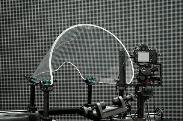 Teste de distorção ótica em para-brisas de aeronaves.