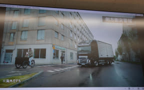 侧方碰撞预警示意图。由于是右侧通行场景,检测到从右侧自行车道驶来的自行车并停车。自行车安全通过。在日本,根据左侧通行规则运作